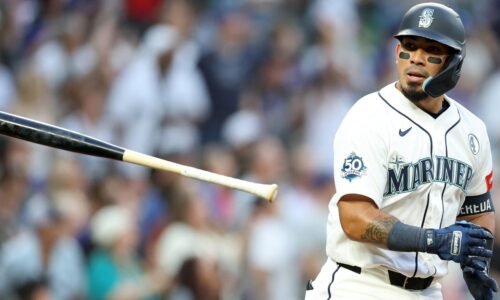 Mariners homer three times to push win streak to eight