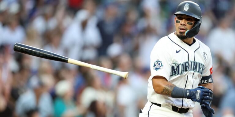 Mariners homer three times to push win streak to eight
