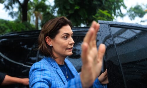 Michelle impõe condição a filhos de Bolsonaro para entrar na campanha de Flávio