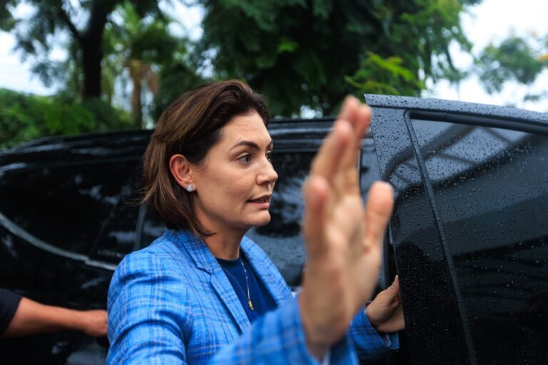 Michelle impõe condição a filhos de Bolsonaro para entrar na campanha de Flávio