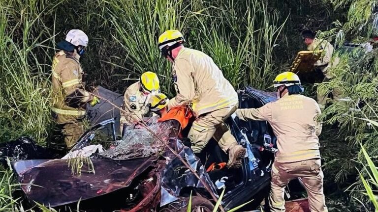 Motorista fica preso às ferragens após capotamento na Perimetral Leste