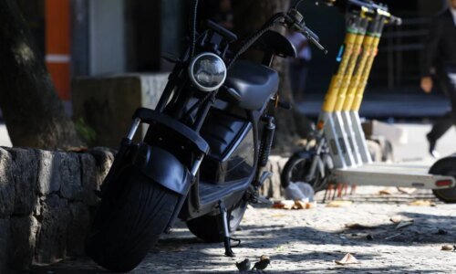 Motos elétricas invadem o litoral do Paraná e acendem alerta sobre menores pilotando