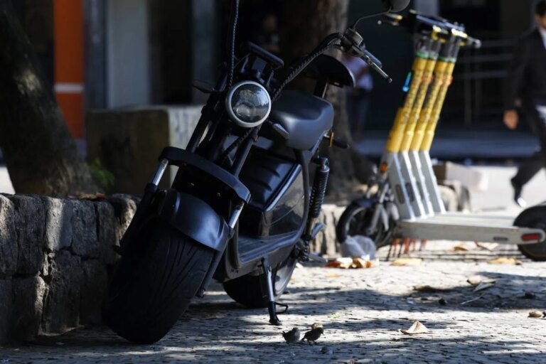 Motos elétricas invadem o litoral do Paraná e acendem alerta sobre menores pilotando