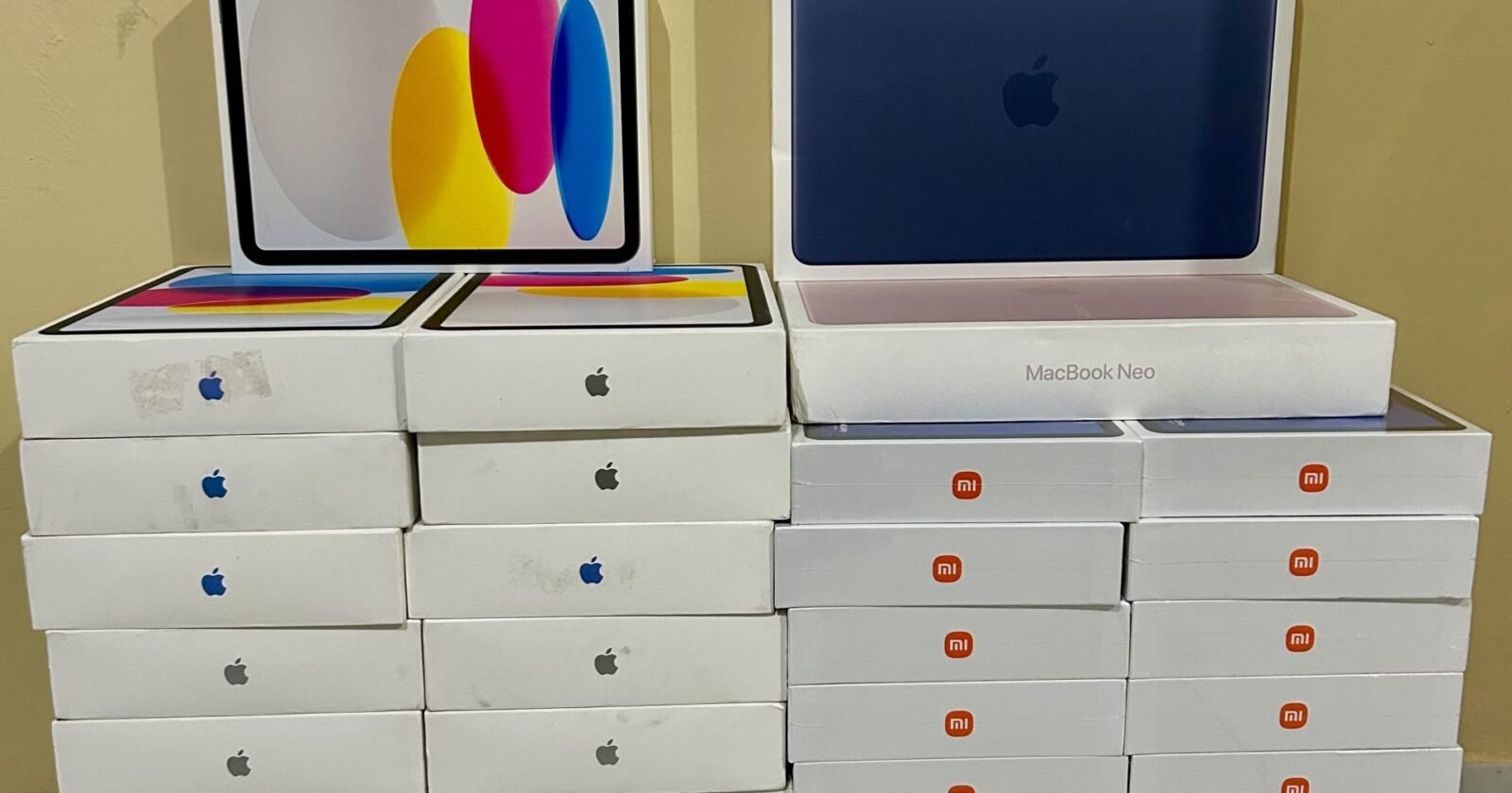 Mulher é flagrada com 37 iPads e 2 MacBooks sem comprovação fiscal em ônibus abordado pela ROTAM