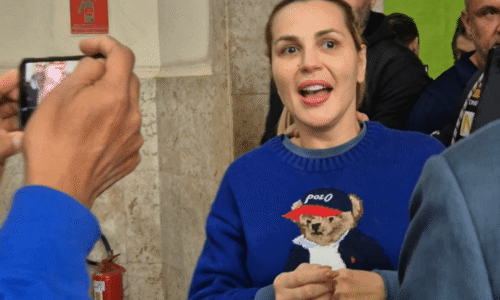 Na prisão, Deolane manda recado sobre cartas de amor de pretendentes