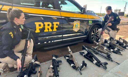 PRF realiza a maior apreensão de fuzis da história: 25 fuzis no Paraná