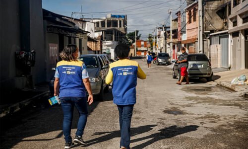 Novas localidades do Recife serão beneficiadas com as Estações Itinerantes de Orientações sobre a Covid-19 e as ações porta a porta da Prefeitura do Recife, nesta semana. Neste sábado (8), o prefeito Geraldo Julio anunciou os oito bairros que vão receber as tendas e as áreas onde haverá visita a casas de pessoas dos grupos de risco da covid-19. A Secretaria de Saúde (Sesau) do Recife também dará continuidade às ações porta a porta nas comunidades de maior vulnerabilidade da cidade, onde são entregues máscaras e kits de higiene.