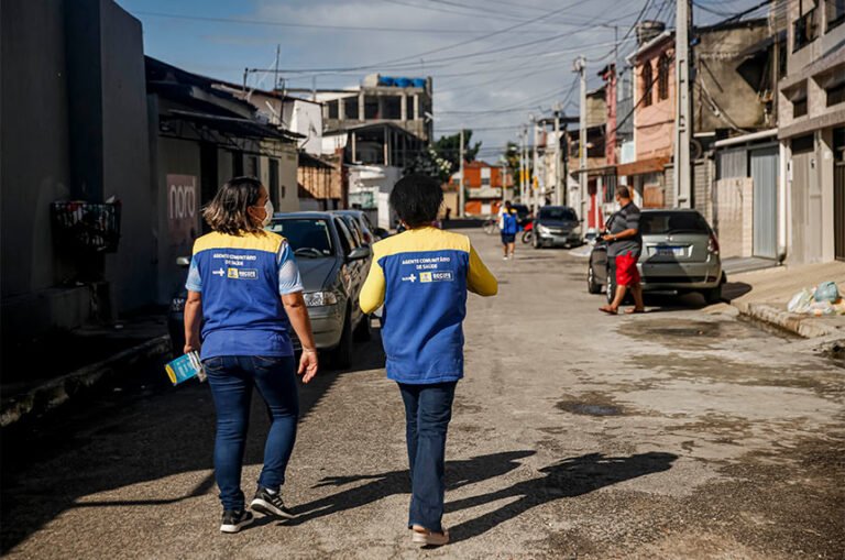 Novas localidades do Recife serão beneficiadas com as Estações Itinerantes de Orientações sobre a Covid-19 e as ações porta a porta da Prefeitura do Recife, nesta semana. Neste sábado (8), o prefeito Geraldo Julio anunciou os oito bairros que vão receber as tendas e as áreas onde haverá visita a casas de pessoas dos grupos de risco da covid-19. A Secretaria de Saúde (Sesau) do Recife também dará continuidade às ações porta a porta nas comunidades de maior vulnerabilidade da cidade, onde são entregues máscaras e kits de higiene.