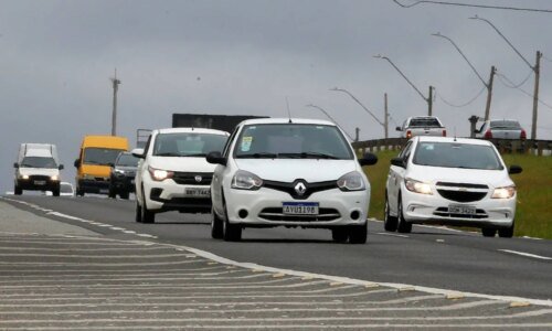 Rodovias que cortam o Paraná têm movimento intenso; confira as condições