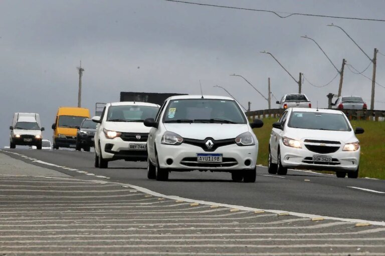 Rodovias que cortam o Paraná têm movimento intenso; confira as condições