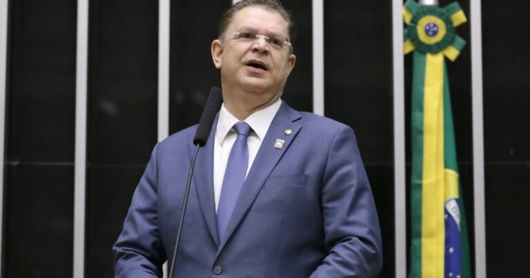 Sóstenes aciona embaixada dos EUA após Mendonça determinar remoção de vídeo
