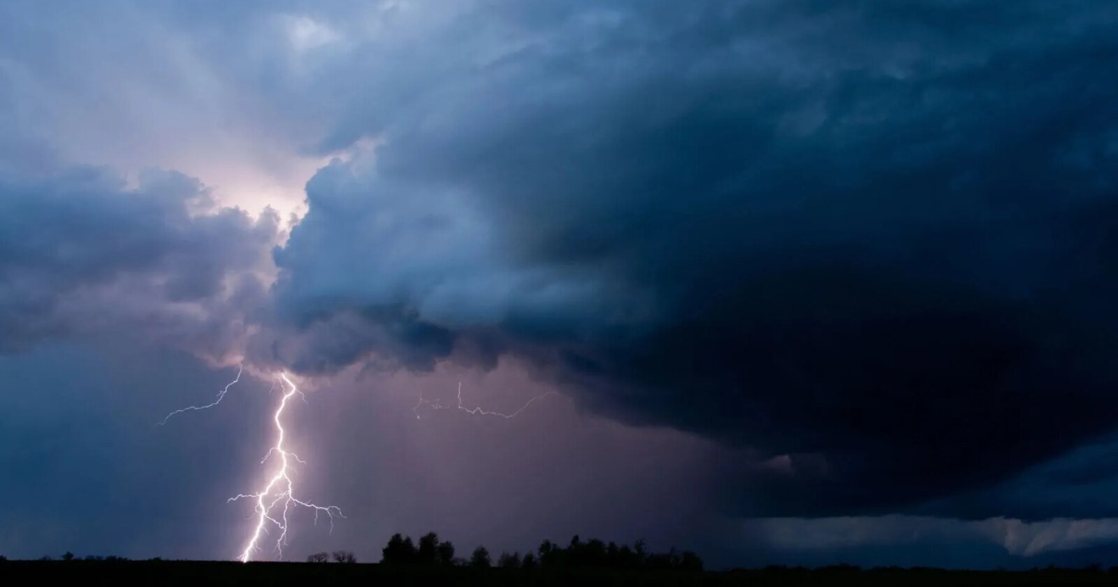 Tempestade se aproxima do Paraná e coloca várias regiões em risco