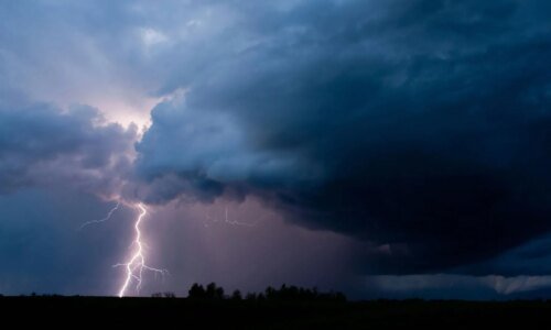 Tempestade se aproxima do Paraná e coloca várias regiões em risco