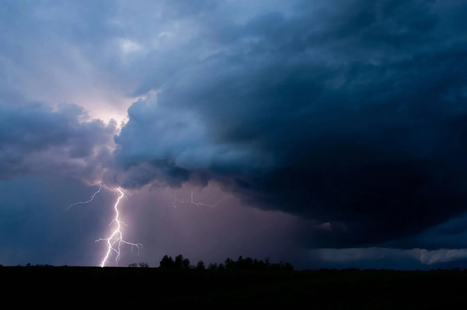 Tempestade se aproxima do Paraná e coloca várias regiões em risco