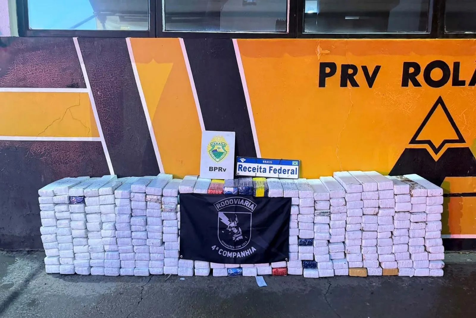 Zeus brilha e PM encontra 340 kg de maconha em ônibus no Paraná