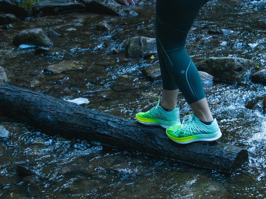 Como a caminhada melhora circulação, pressão e glicose sem “traumas” — walking shoes trail