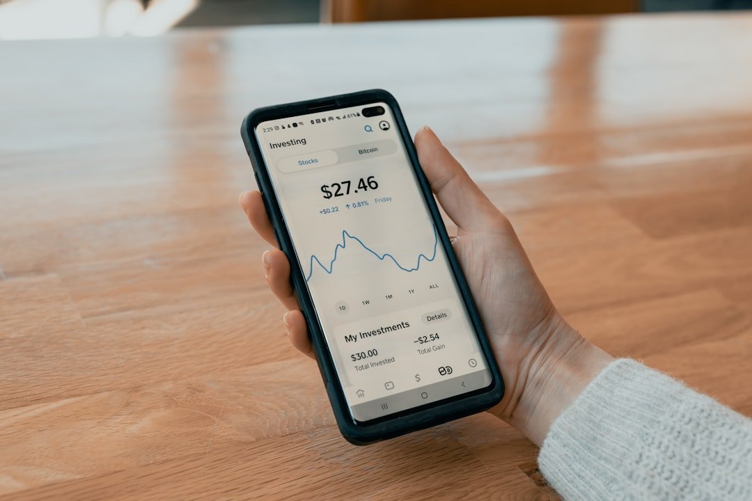 Como validar se a CNH Digital está regular para uso e qual decisão tomar se não estiver — smartphone showing app