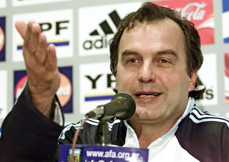 relembre as loucuras de Marcelo 'El Loco' Bielsa, técnico do Uruguai