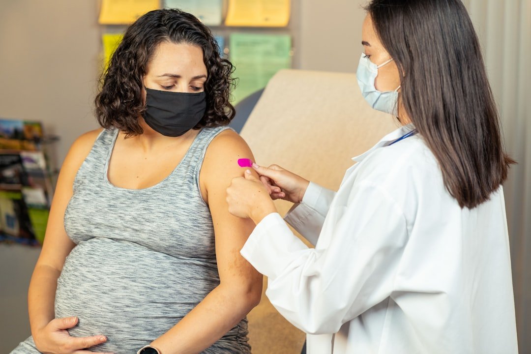 O que caracteriza uma gestação acompanhada com segurança — pregnant woman prenatal visit