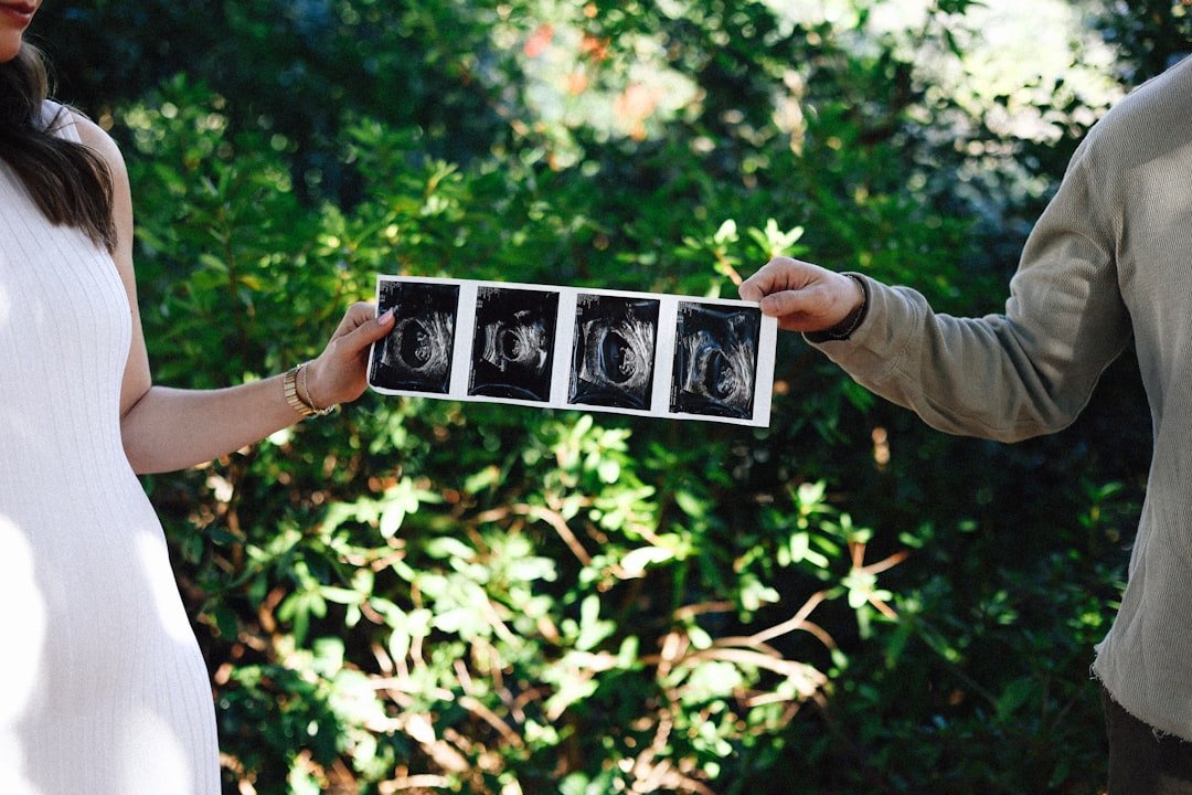 Sinais que exigem avaliação imediata: dor, febre, sangramento e hipertensão — pregnant woman prenatal visit