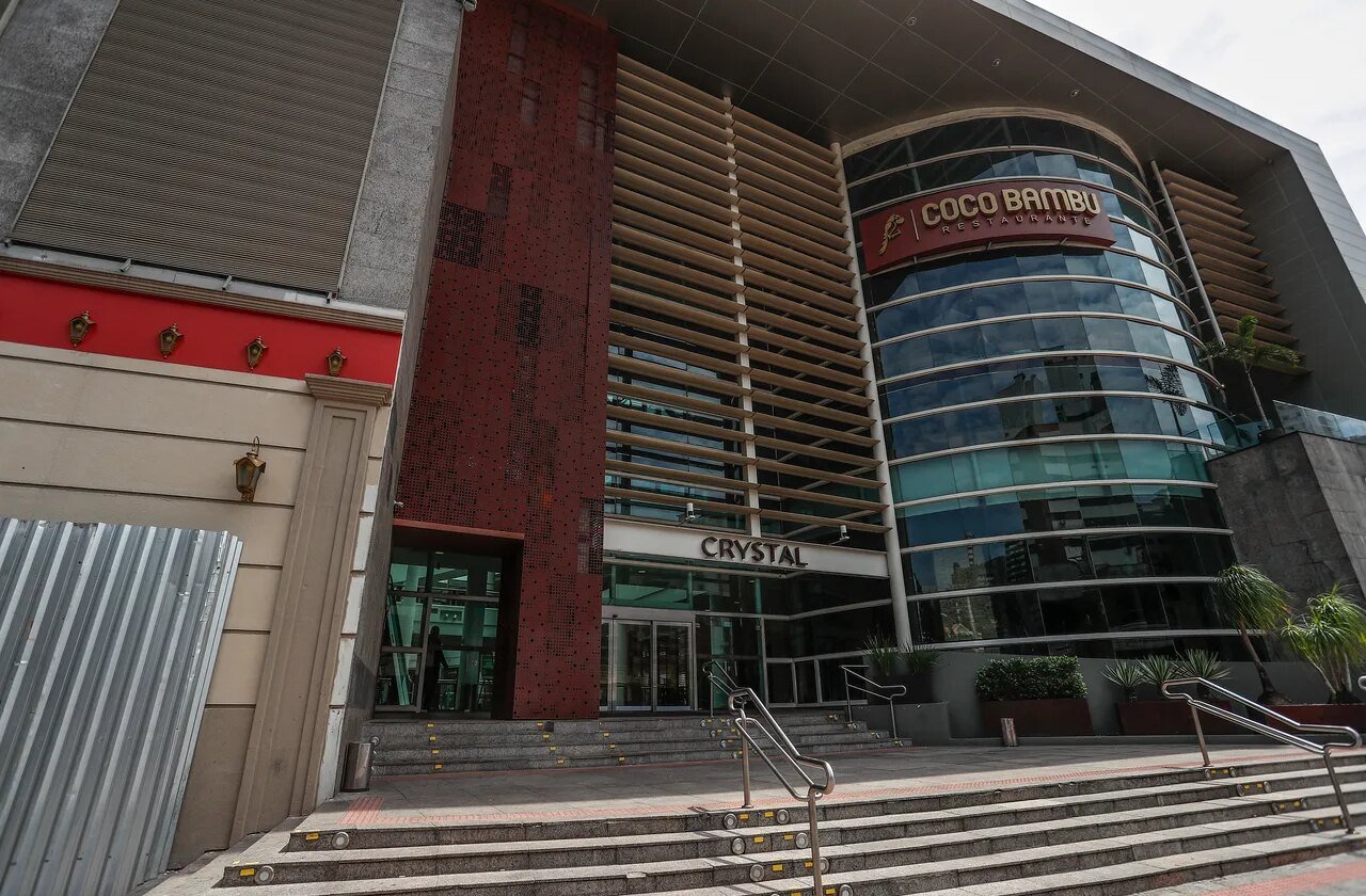 Adolescente é apreendido e mulher é presa por assalto ao Shopping Crystal