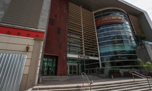 Adolescente é apreendido e mulher é presa por assalto ao Shopping Crystal