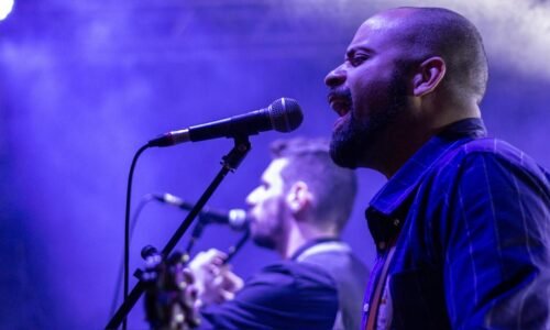 Antes do autotune, já existia quem emocionava multidões apenas com a própria voz