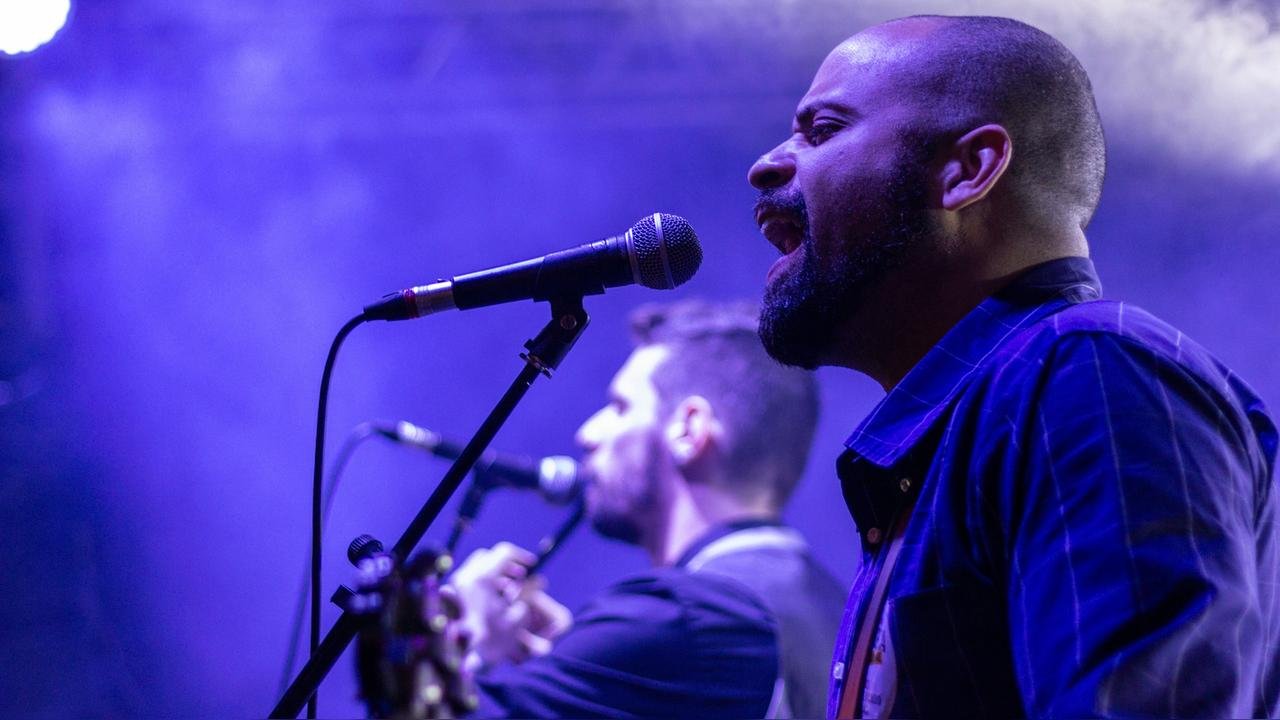 Antes do autotune, já existia quem emocionava multidões apenas com a própria voz