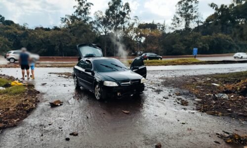 Atenção: Alagamento na PRc-467 no acesso à Rua Jacarezinho provoca acidente