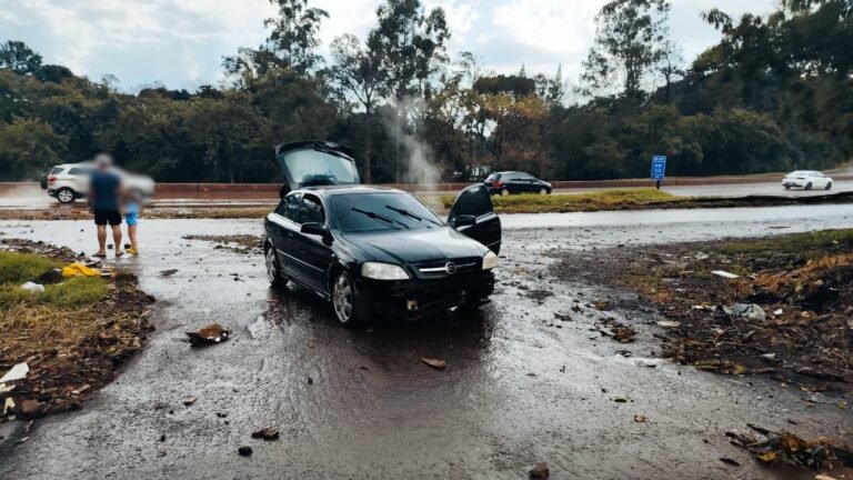 Atenção: Alagamento na PRc-467 no acesso à Rua Jacarezinho provoca acidente