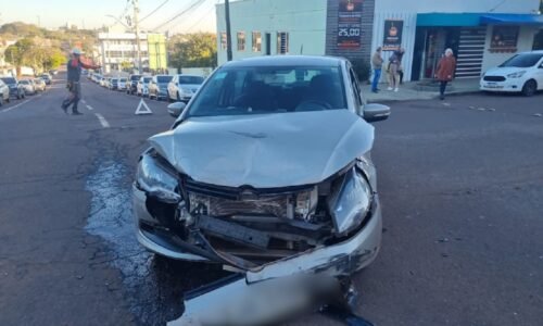 Batida entre Voyage e Palio destrói veículos e um deles invade calçada em esquina no Centro