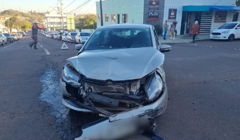 Batida entre Voyage e Palio destrói veículos e um deles invade calçada em esquina no Centro