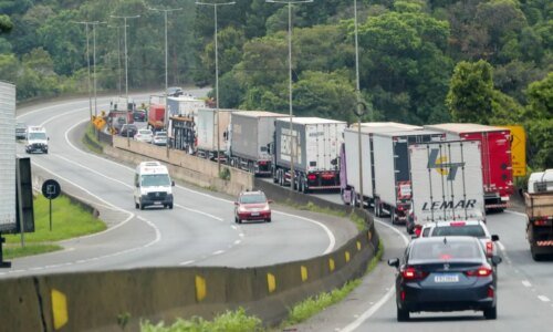 Carreta paralisa BR-376 e provoca caos de 7 km na grande Curitiba; Estradas em tempo real