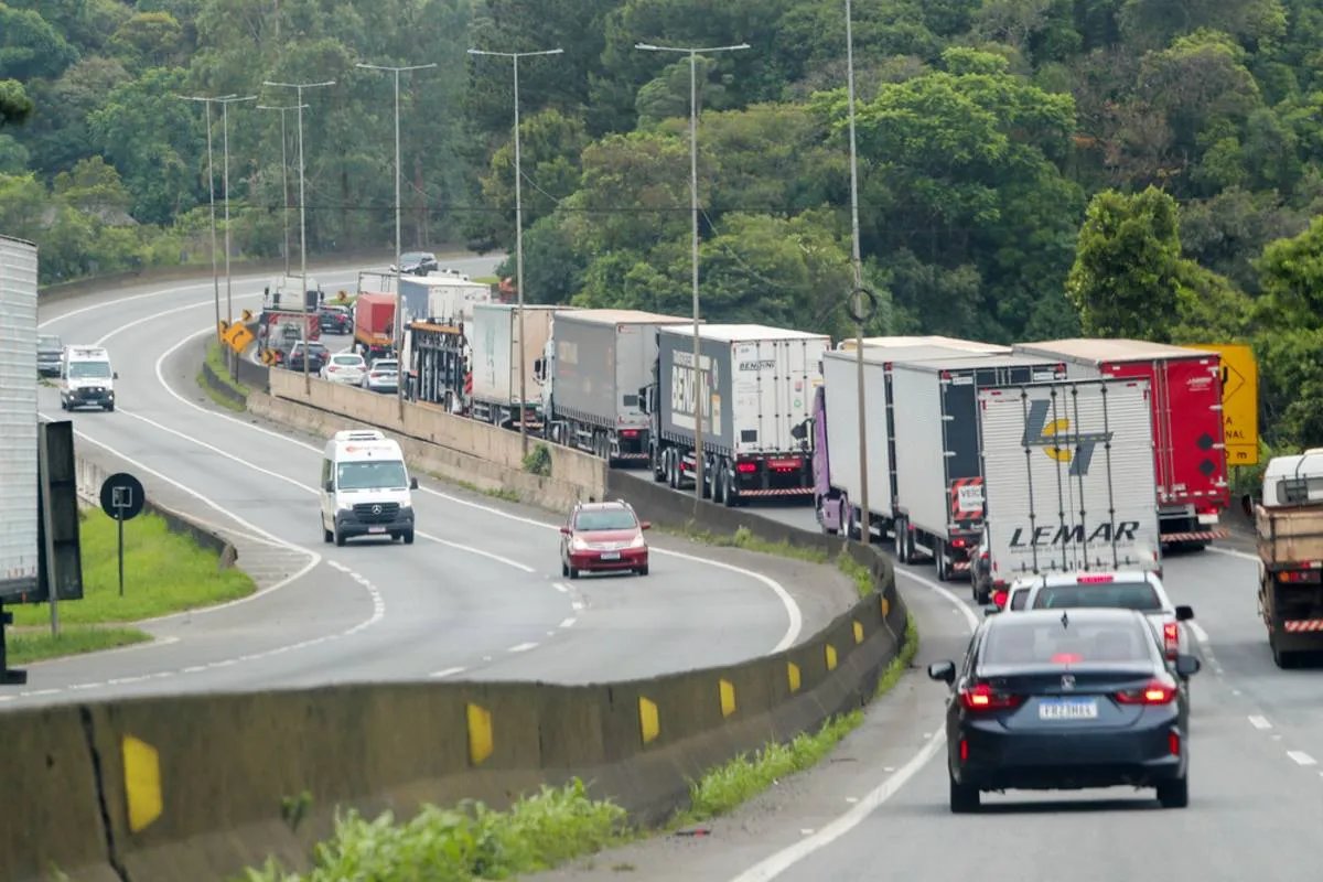 Carreta paralisa BR-376 e provoca caos de 7 km na grande Curitiba; Estradas em tempo real