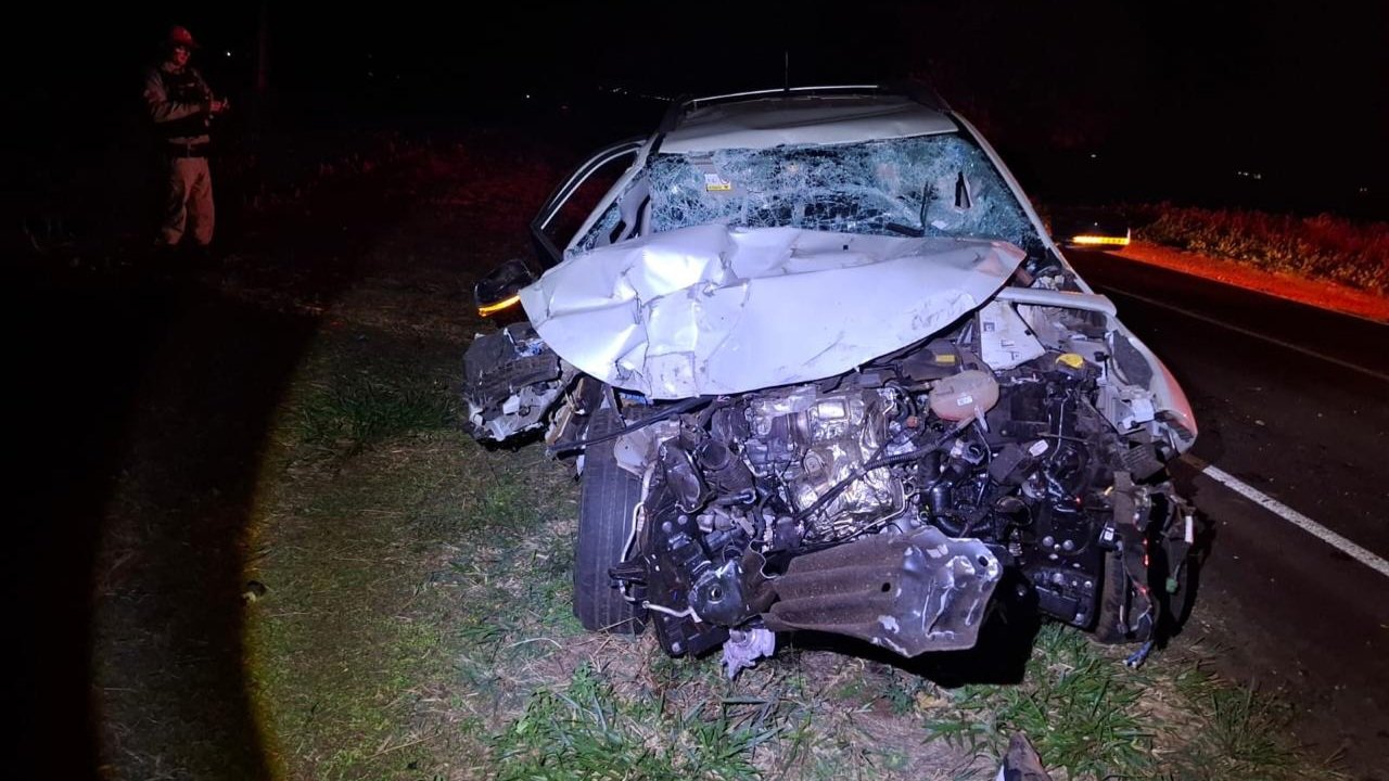 Colisão traseira entre caminhão e Fiat Toro é registrada na PR-182, em Palotina