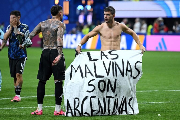 Comitê da Fifa analisará manifestação de jogadores da Argentina com bandeira das Malvinas na semifinal contra a Inglaterra