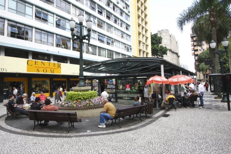 Curitiba atualiza regras sobre utilização de calçadas por bares e restaurantes