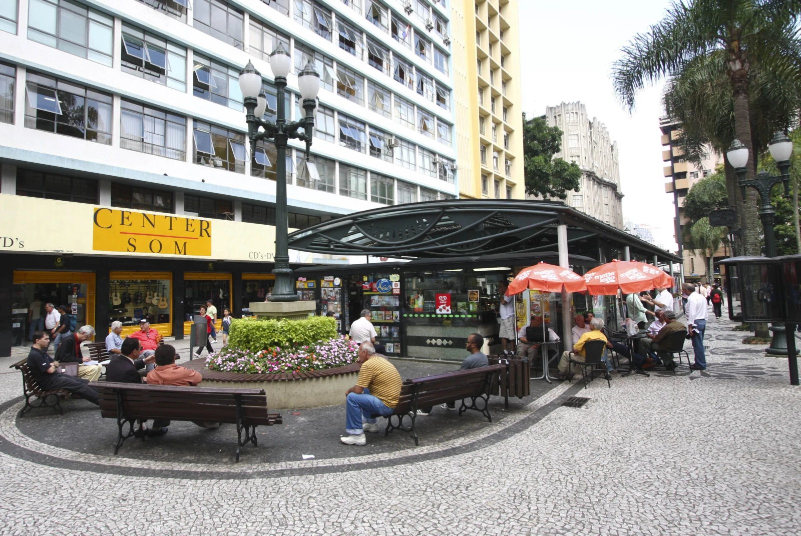 Curitiba atualiza regras sobre utilização de calçadas por bares e restaurantes