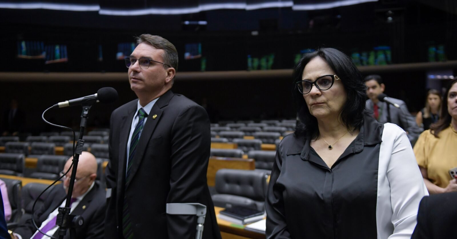 Damares ameaça desistir de colaborar com campanha de Flávio Bolsonaro após ataques de aliados