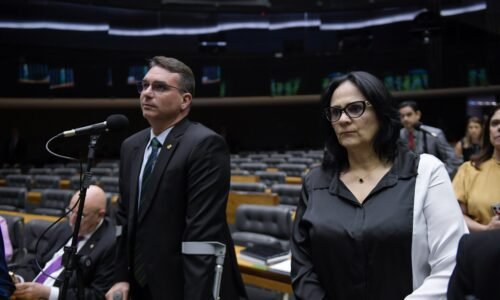 Damares ameaça desistir de colaborar com campanha de Flávio Bolsonaro após ataques de aliados