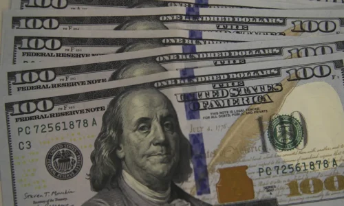 Dólar cai a R$ 5,13, e bolsa recua em dia de ajuste no mercado