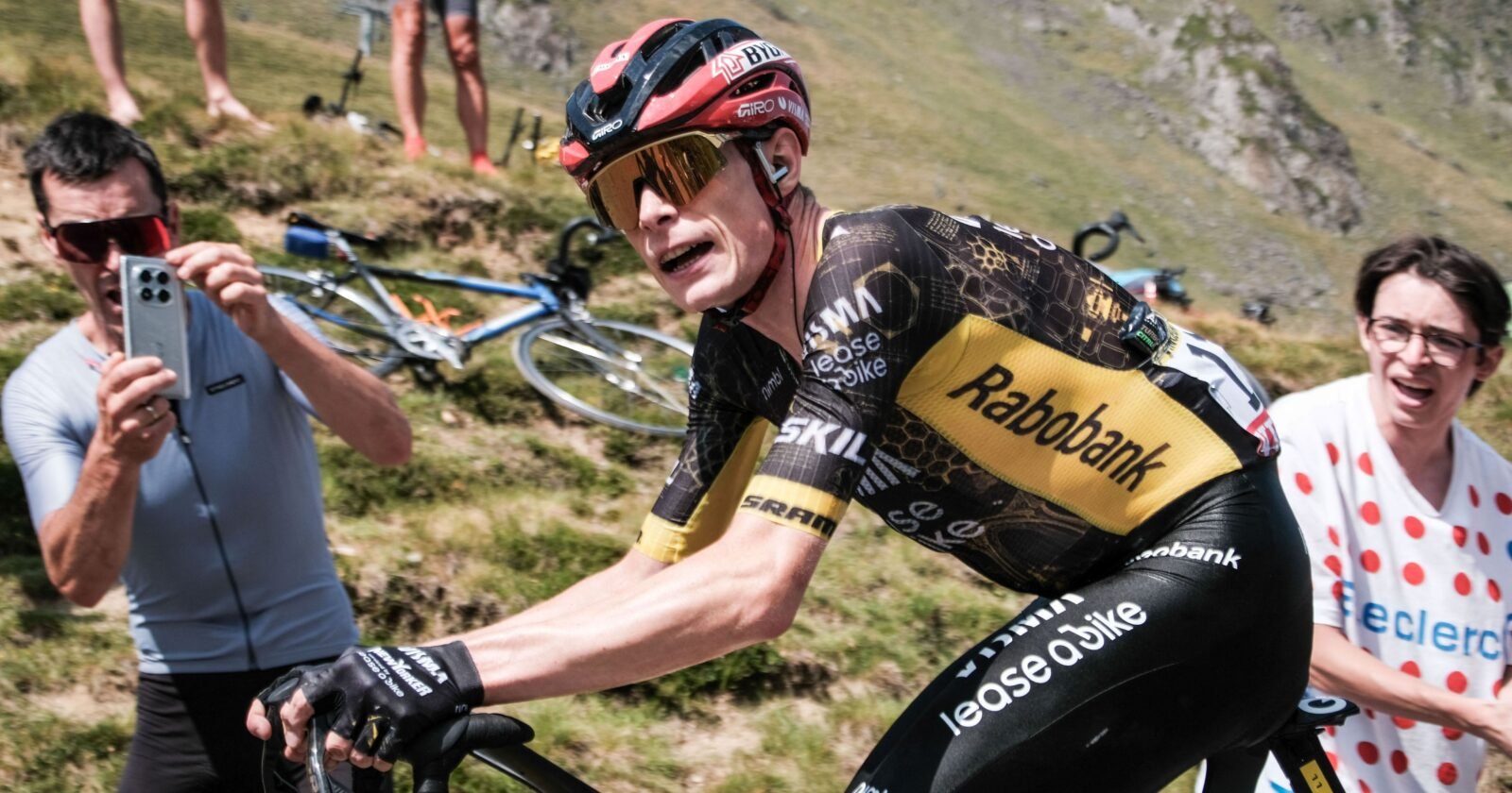 Drama com a queda de Jonas Vingegaard! O segundo colocado na classificação geral é obrigado a abandonar o Tour de France de 2026