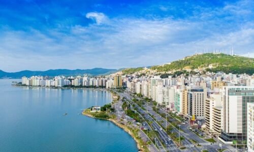 Vista aérea de Florianópolis e da região continental da Grande Florianópolis, onde se concentra a demanda por financiamento imobiliário