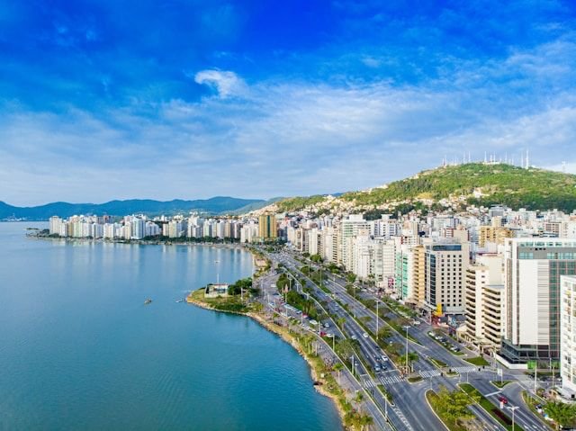 Vista aérea de Florianópolis e da região continental da Grande Florianópolis, onde se concentra a demanda por financiamento imobiliário