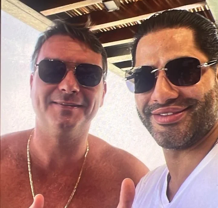 Foto ao lado de capanga de Vorcaro abre nova crise na campanha de Flávio Bolsonaro