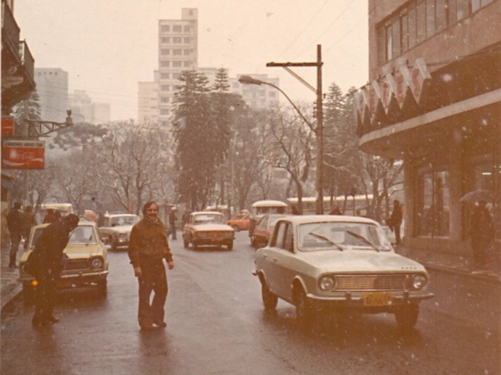 Há 51 anos, Curitiba ficava coberta de neve