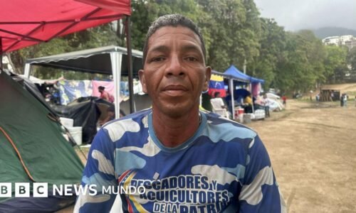 "He perdido a 26 familiares y no lloraré hasta que encuentre los restos de todos": los venezolanos que aún buscan entre los escombros un mes después de los terremotos
