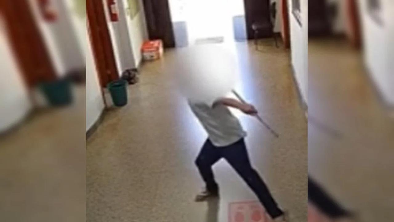 Homem é preso após invadir prefeitura, ameaçar servidores e atacar sala a pedradas