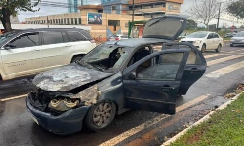 Incêndio consome carro nas proximidades da Polícia Federal, na Avenida Paraná