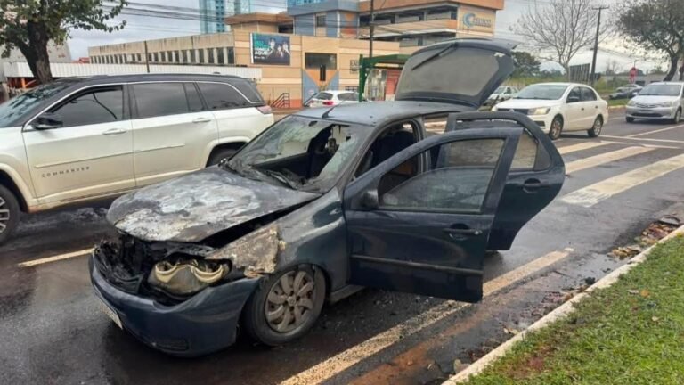 Incêndio consome carro nas proximidades da Polícia Federal, na Avenida Paraná